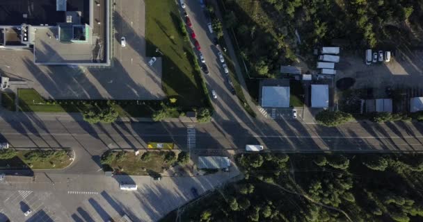 Disparo vertical aéreo. Coches conduciendo por la carretera. 4k 4096 x 2160 píxeles — Vídeo de stock