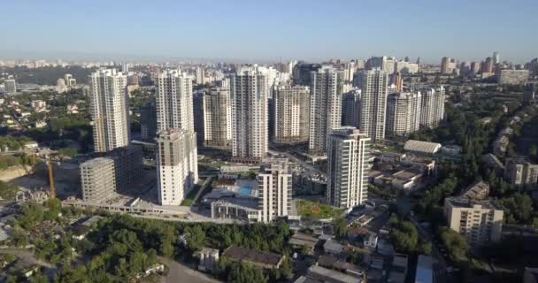 在基辅的住宅区里的街道。4k 4096 x 2160 像素 — 图库视频影像