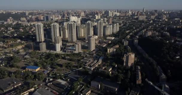 Ulica w kompleksie mieszkaniowym w Kijowie. 4 k 4096 x 2160 pikseli — Wideo stockowe