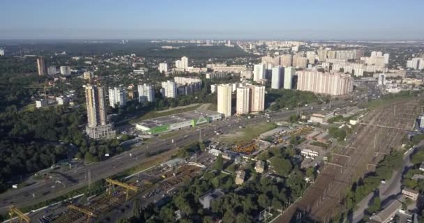 Utcában egy lakópark a Kijevben. 4 k 4096 x 2160 pixel — Stock videók