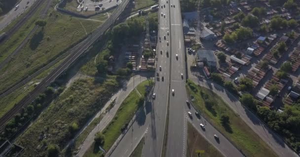 Tiro vertical aéreo. Carros a passar pela estrada. 4k 4096 x 2160 pixels — Vídeo de Stock