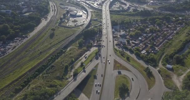 Tiro vertical aéreo. Carros a passar pela estrada. 4k 4096 x 2160 pixels — Vídeo de Stock