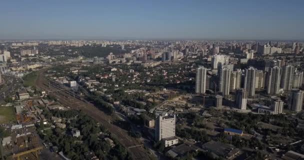 Rue dans un complexe résidentiel dans le Kiev. 4k 4096 x 2160 pixels — Video