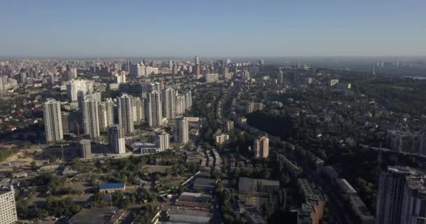 Rue dans un complexe résidentiel dans le Kiev. 4k 4096 x 2160 pixels — Video