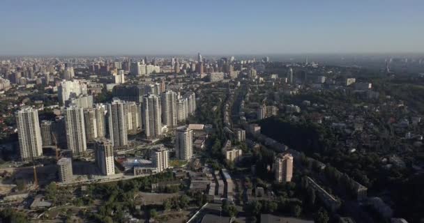 在基辅的住宅区里的街道。4k 4096 x 2160 像素 — 图库视频影像