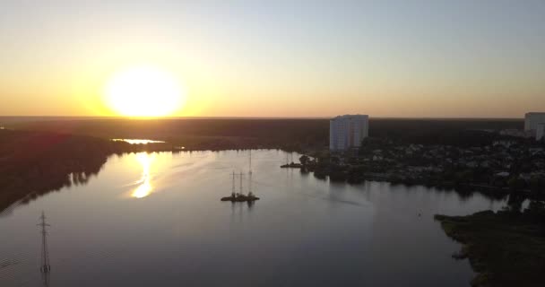 Letí nízko nad centrum města s Panorama výhledem na západ slunce. 4 k 4096 x 2160 pixelů — Stock video