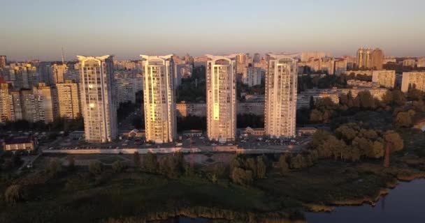 Voando baixo sobre o centro da cidade com vista para o pôr do sol da paisagem urbana. 4k 4096 x 2160 pixels — Vídeo de Stock