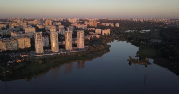 Vliegen laag over centrum met stadsgezicht zonsondergangen. 4 k 4096 x 2160 pixels — Stockvideo