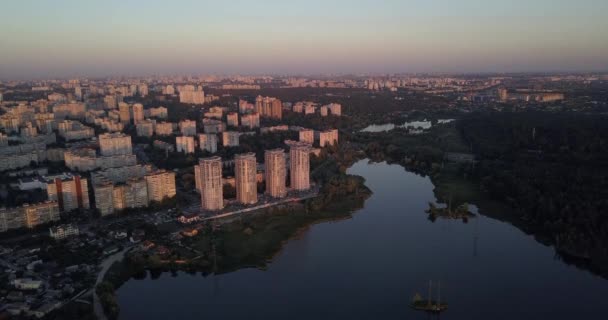 Летает низко над центром города с видом на закат города. 4k 4096 x 2160 пикселей — стоковое видео