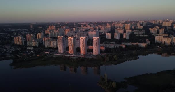 Volando bajo sobre el centro de la ciudad con vistas panorámicas al atardecer. 4k 4096 x 2160 píxeles — Vídeo de stock