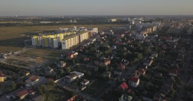 Hava atış: Güzel küçük köy veya İlçe 4k 4096 x 2160 piksel