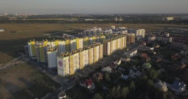 Hava atış: Güzel küçük köy veya İlçe 4k 4096 x 2160 piksel