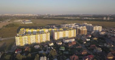 Hava atış: Güzel küçük köy veya İlçe 4k 4096 x 2160 piksel