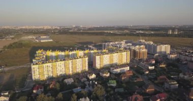 Hava atış: Güzel küçük köy veya İlçe 4k 4096 x 2160 piksel