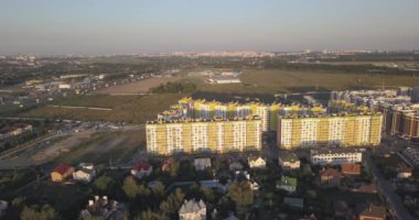 Hava atış: Güzel küçük köy veya İlçe 4k 4096 x 2160 piksel