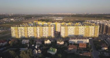 Hava atış: Güzel küçük köy veya İlçe 4k 4096 x 2160 piksel