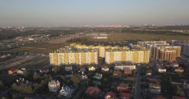 Hava atış: Güzel küçük köy veya İlçe 4k 4096 x 2160 piksel