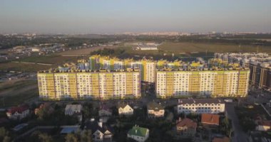 Hava atış: Güzel küçük köy veya İlçe 4k 4096 x 2160 piksel