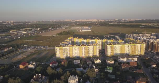 TIRO AERIAL: Hermoso pequeño pueblo o municipio 4k 4096 x 2160 píxeles — Vídeos de Stock