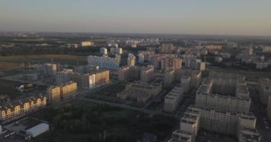 Hava atış: Güzel küçük köy veya İlçe 4k 4096 x 2160 piksel