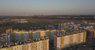 Hava atış: Güzel küçük köy veya İlçe 4k 4096 x 2160 piksel