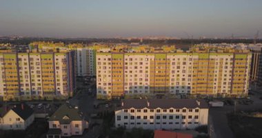 Hava atış: Güzel küçük köy veya İlçe 4k 4096 x 2160 piksel