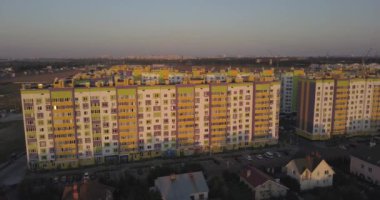 Hava atış: Güzel küçük köy veya İlçe 4k 4096 x 2160 piksel