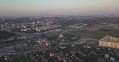 Hava atış: Güzel küçük köy veya İlçe 4k 4096 x 2160 piksel