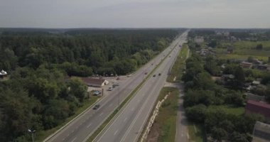 Arial görünümü arabalar karayolu üzerinde arka plan alanını devam edelim. 4 k 4096 x 2160 piksel