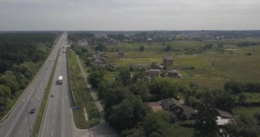 Arial görünümü arabalar karayolu üzerinde arka plan alanını devam edelim. 4 k 4096 x 2160 piksel