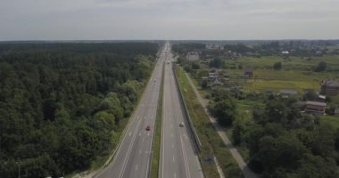 Arial görünümü arabalar karayolu üzerinde arka plan alanını devam edelim. 4 k 4096 x 2160 piksel