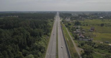 Arial görünümü arabalar karayolu üzerinde arka plan alanını devam edelim. 4 k 4096 x 2160 piksel