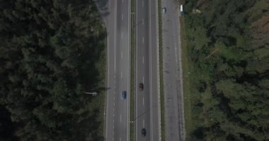 Hava dikey atış. Araba yolun kenarında sürüş. 4 k 4096 x 2160 piksel