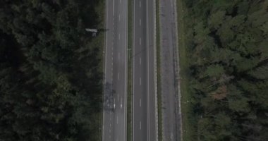 Hava dikey atış. Araba yolun kenarında sürüş. 4 k 4096 x 2160 piksel