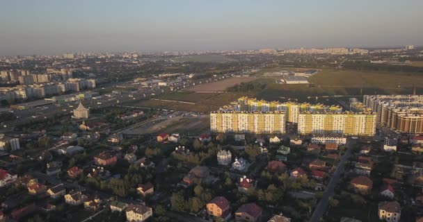 TIRO AERIAL: Hermoso pequeño pueblo o municipio 4k 4096 x 2160 píxeles — Vídeo de stock