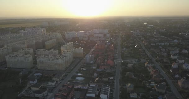 TIRO AERIAL: Hermoso pequeño pueblo o municipio 4k 4096 x 2160 píxeles — Vídeos de Stock