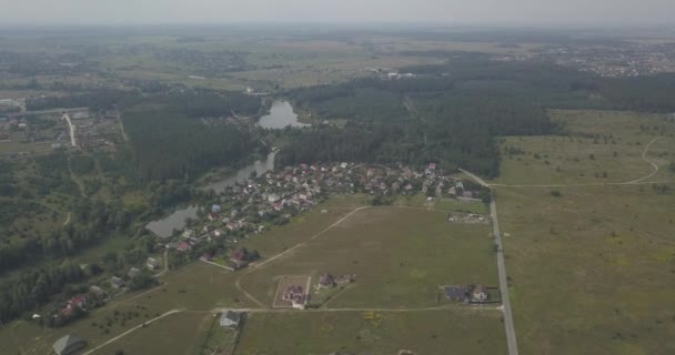 Luchtfoto: Vlucht boven het veld in de zonsondergang 4k 4096 x 2160 pixels — Stockvideo