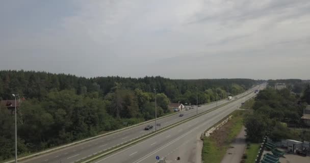 Arial view cars moving on highway on background field. 4k 4096 x 2160 pixels — Stock Video