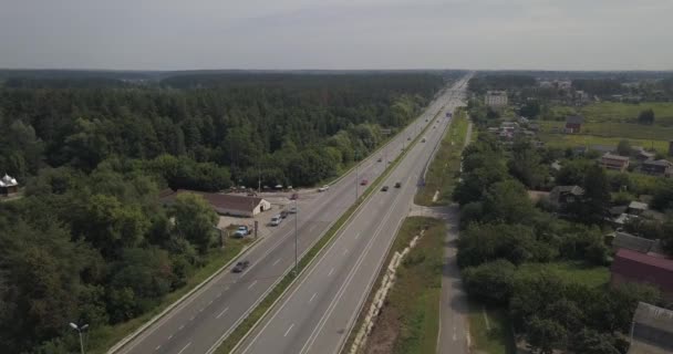 Arial Visa bilar flytta på motorvägen på bakgrunden fält. 4 k 4096 x 2160 pixlar — Stockvideo