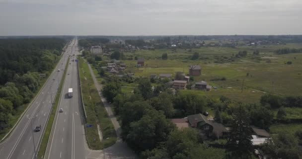 Arial pohledu automobily na dálnici na pozadí pole. 4 k 4096 x 2160 pixelů — Stock video