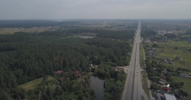 Arial view cars moving on highway on background field. 4k 4096 x 2160 пикселей — стоковое видео