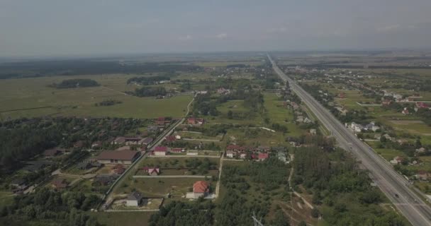 Arial view cars moving on highway on background field. 4k 4096 x 2160 пикселей — стоковое видео