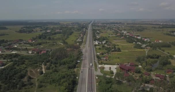 Arial widok samochodów przemieszczających się na autostradzie na tle pola. 4 k 4096 x 2160 pikseli — Wideo stockowe