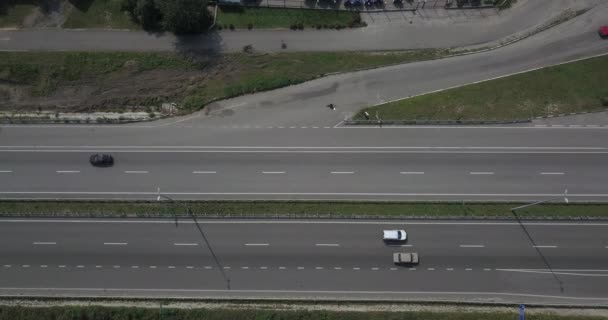 Verticale luchtfoto. Auto's rijden door de weg. 4 k 4096 x 2160 pixels — Stockvideo