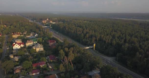 Vue aérienne d'une route dans le brouillard 4k 4096 x 2160 pixels 