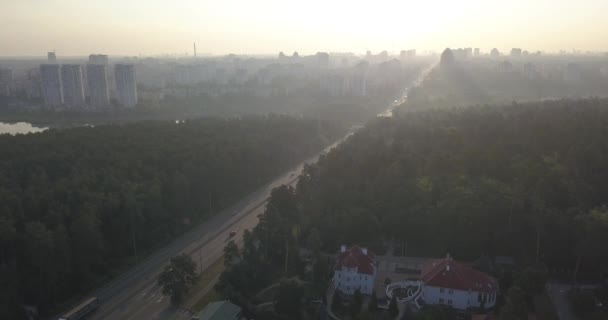 Vue aérienne d'une route dans le brouillard 4k 4096 x 2160 pixels — Video