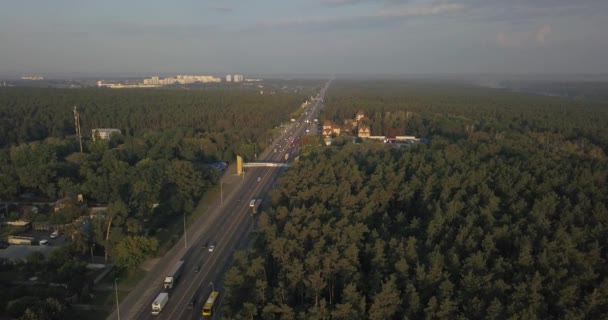 Vista aérea una carretera en la niebla 4k 4096 x 2160 píxeles — Vídeo de stock