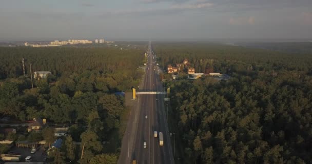 Vista aérea una carretera en la niebla 4k 4096 x 2160 píxeles — Vídeos de Stock