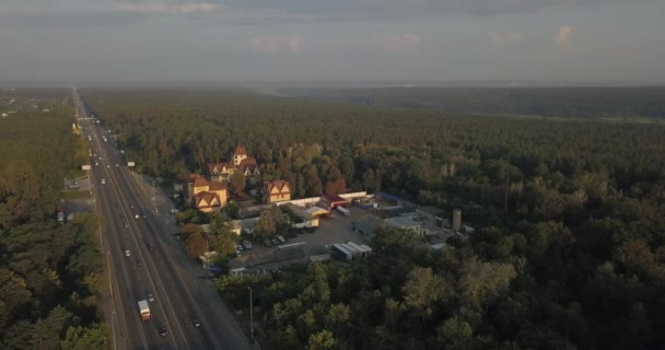 Vue aérienne d'une route dans le brouillard 4k 4096 x 2160 pixels 