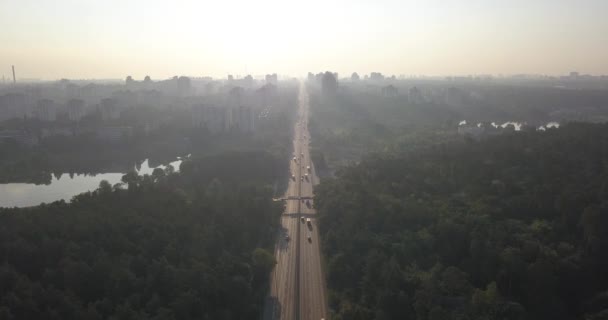 Luchtfoto een weg in de mist 4k 4096 x 2160 pixels — Stockvideo